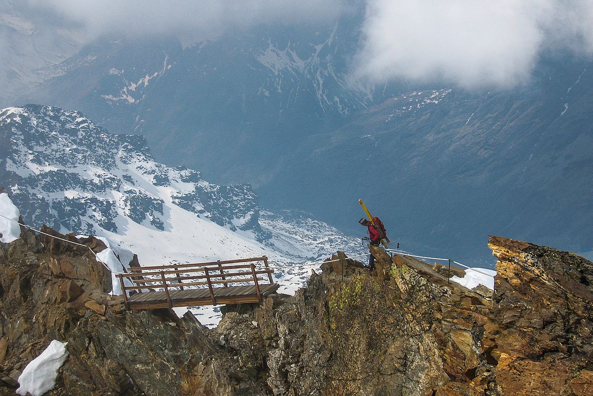 Ein netter gut abgesicherter Weg führt von der Sellahütte über den Felsgrat nach Süden. 