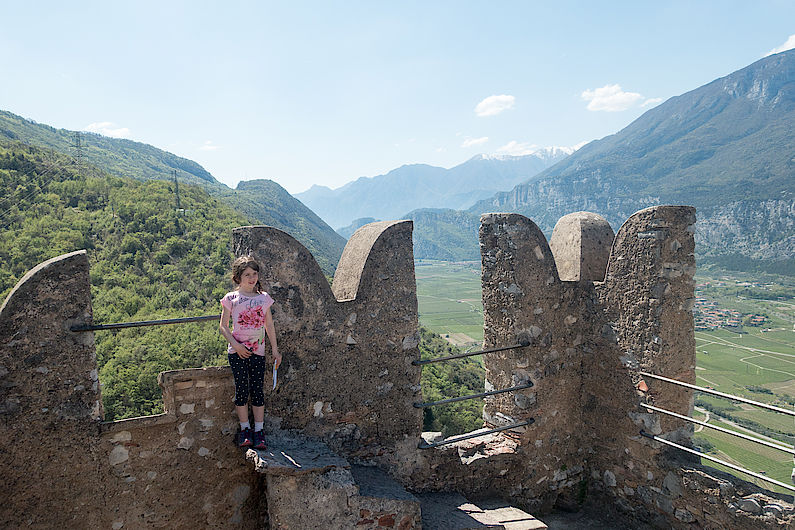 Auf dem Bergried der Burg von Drena hat man einen super Blick über das Sarcatal