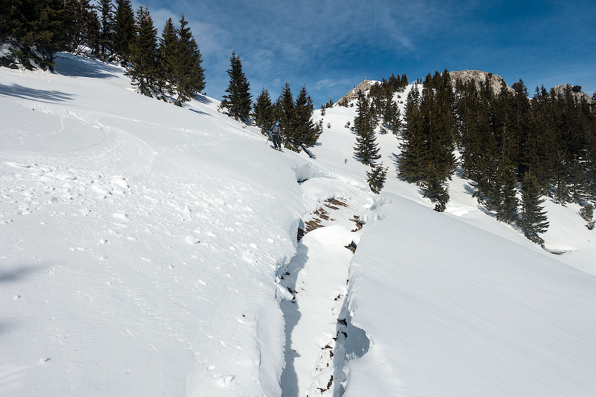 Vorsicht Gleitschneespalten am Wildalpjoch - teils bis zu 3 m tief.