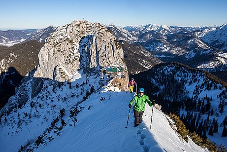 Die letzten Meter zum Roßstein gehen wir zu Fuß. Die letzten Meter zum Roßstein gehen wir zu Fuß.