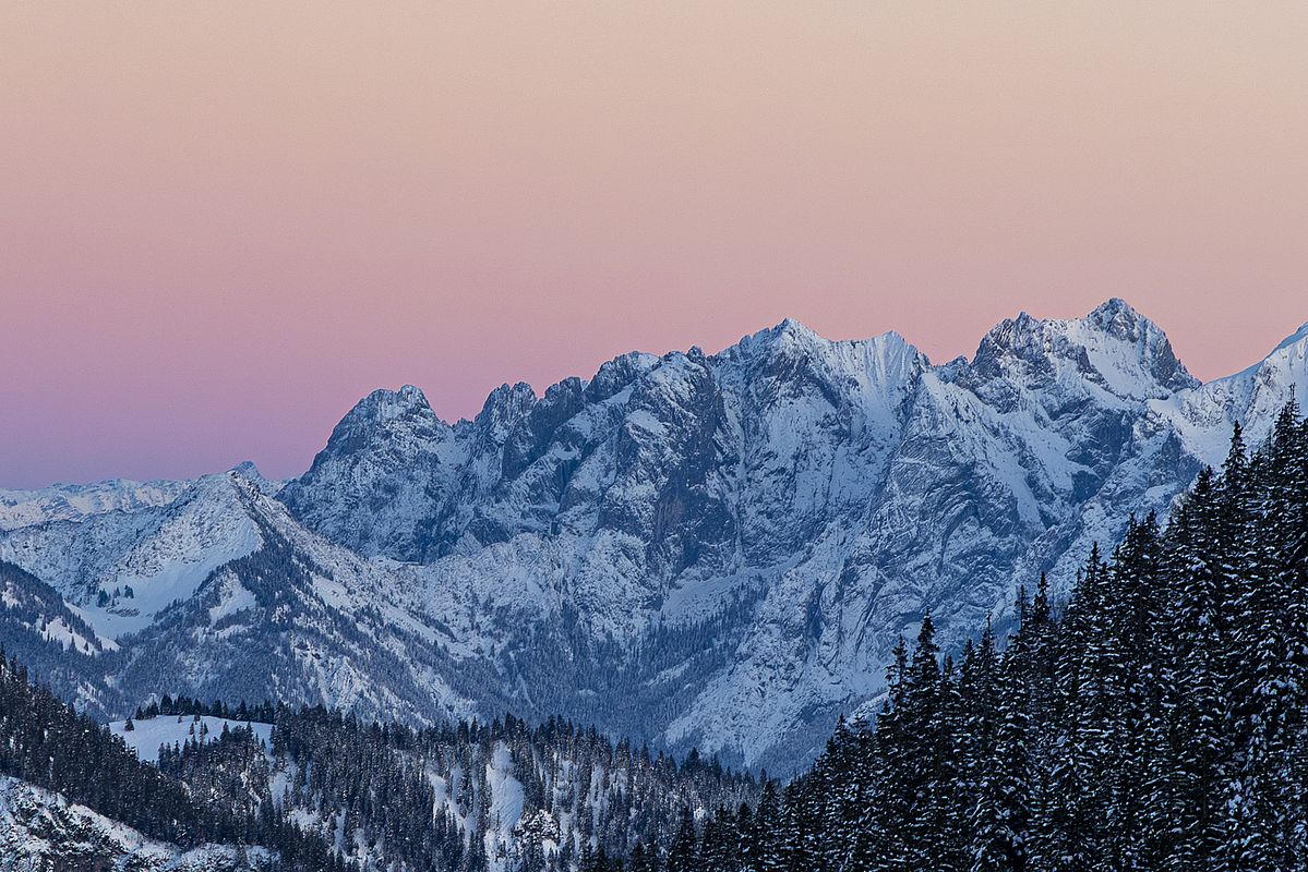Blaue Stunde mit Blick zum Wilden Kaiser bei der Abfahrt nach Geitau