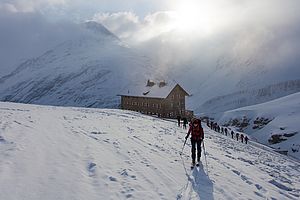 Die Martin-Busch-Hütte im Morgenlicht