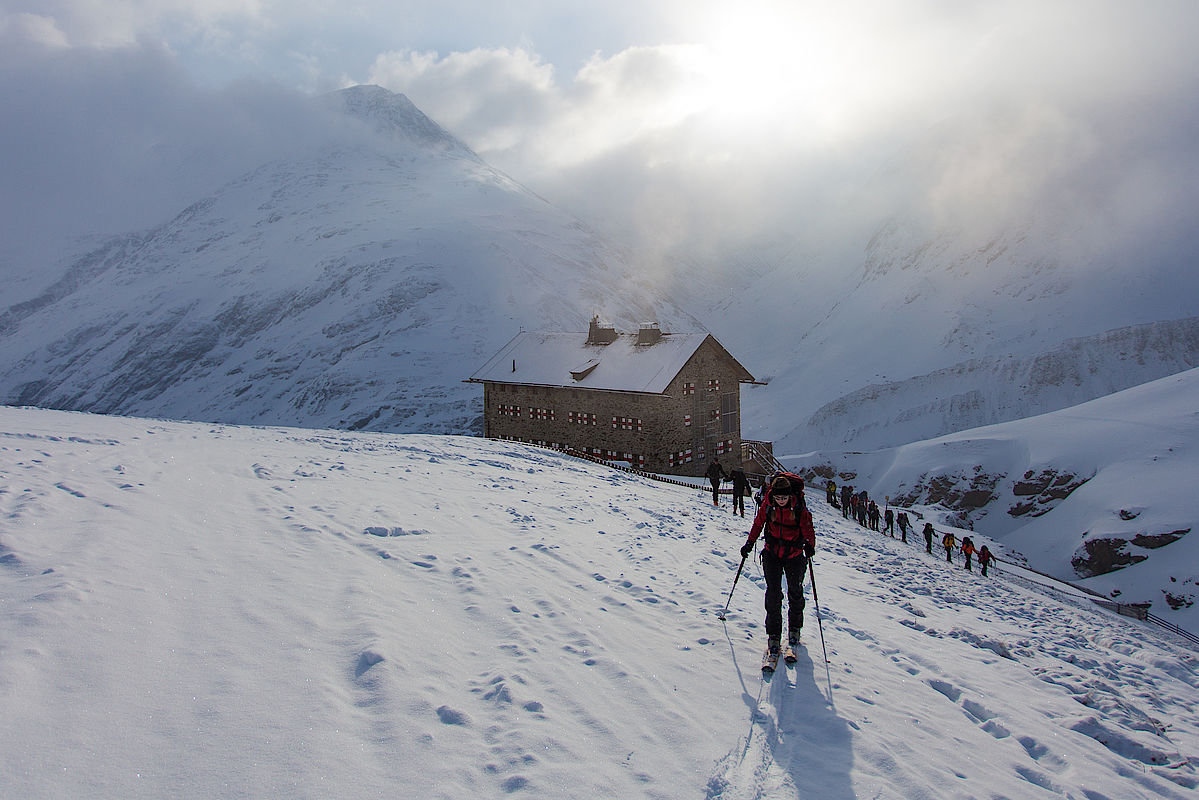 Die Martin-Busch-Hütte im Morgenlicht