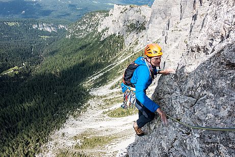 Tiefblick aus der letzten Seillänge. Tiefblick aus der letzten Seillänge.
