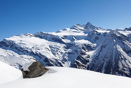 Blick zum Großglockner über das Dorfertal hinweg beim Aufstieg zum Gr. Muntanitz. Blick zum Großglockner über das Dorfertal hinweg beim Aufstieg zum Gr. Muntanitz.