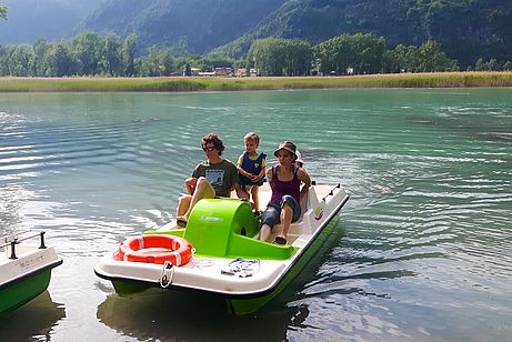 Und die Radleinheit hinterher - Tretbootrunde am Calvazzosee. Und die Radleinheit hinterher - Tretbootrunde am Calvazzosee.
