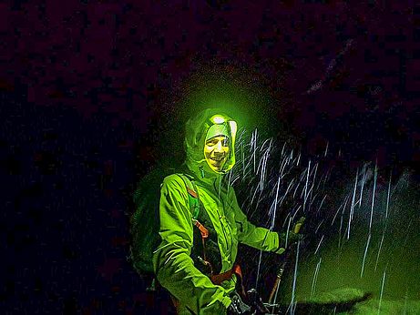 Nächtliche Abfahrt im Schneefall. Nächtliche Abfahrt im Schneefall.