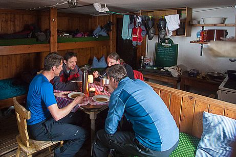 Im Winterraum der Kasseler Hütte, Zillertaler Alpen. Im Winterraum der Kasseler Hütte, Zillertaler Alpen.