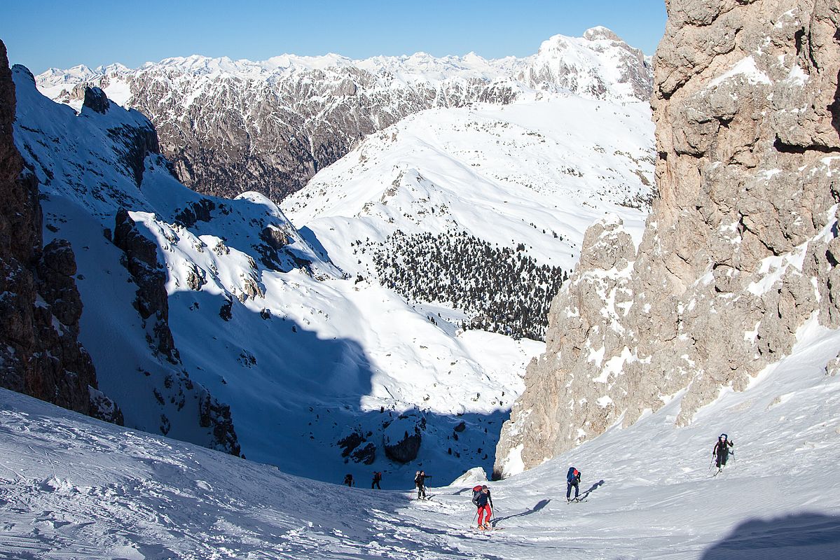 Aufstieg zur Roa-Scharte, im Hintergrund Kreuzjoch und Peitlerkofel