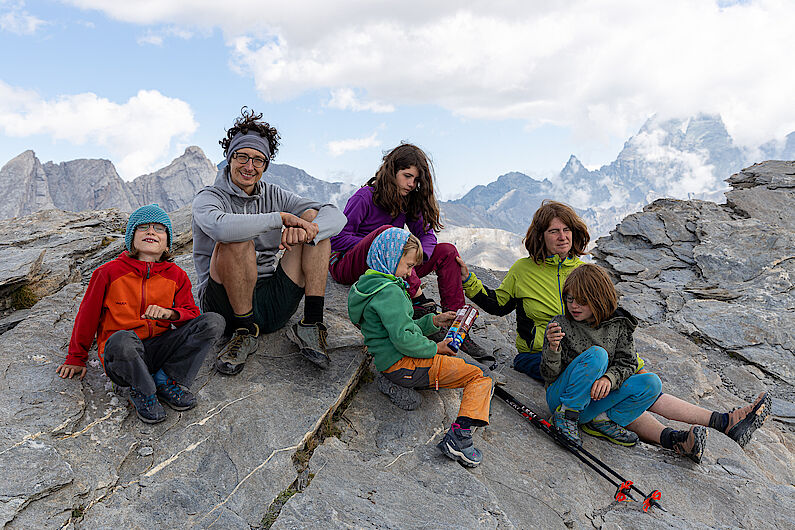 Die vier Kinder auf ihrem ersten Dreitausender - im Hintergrund rechts der wolkenverhangene Monviso