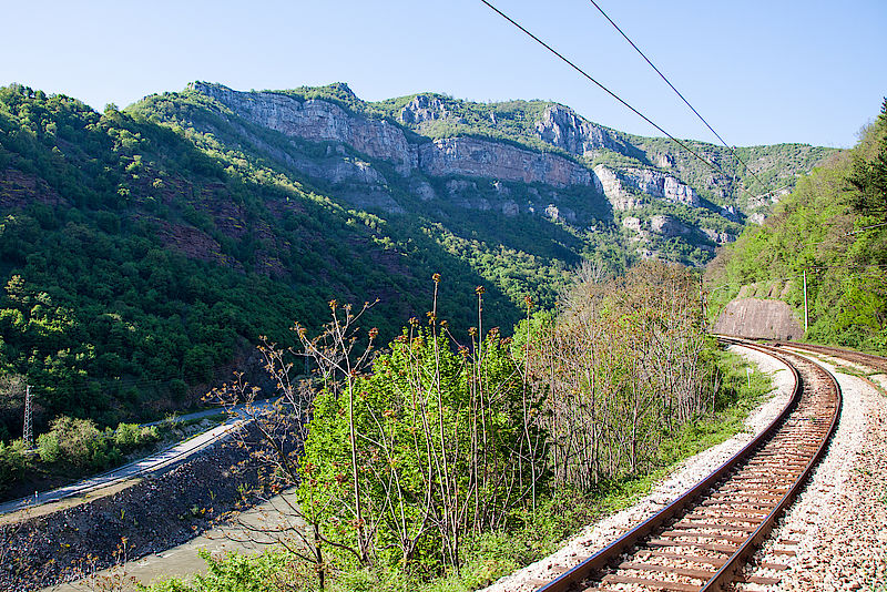 Unendliche Felsriegel bei der Anreise von Sofia mit dem Zug nach Vratza