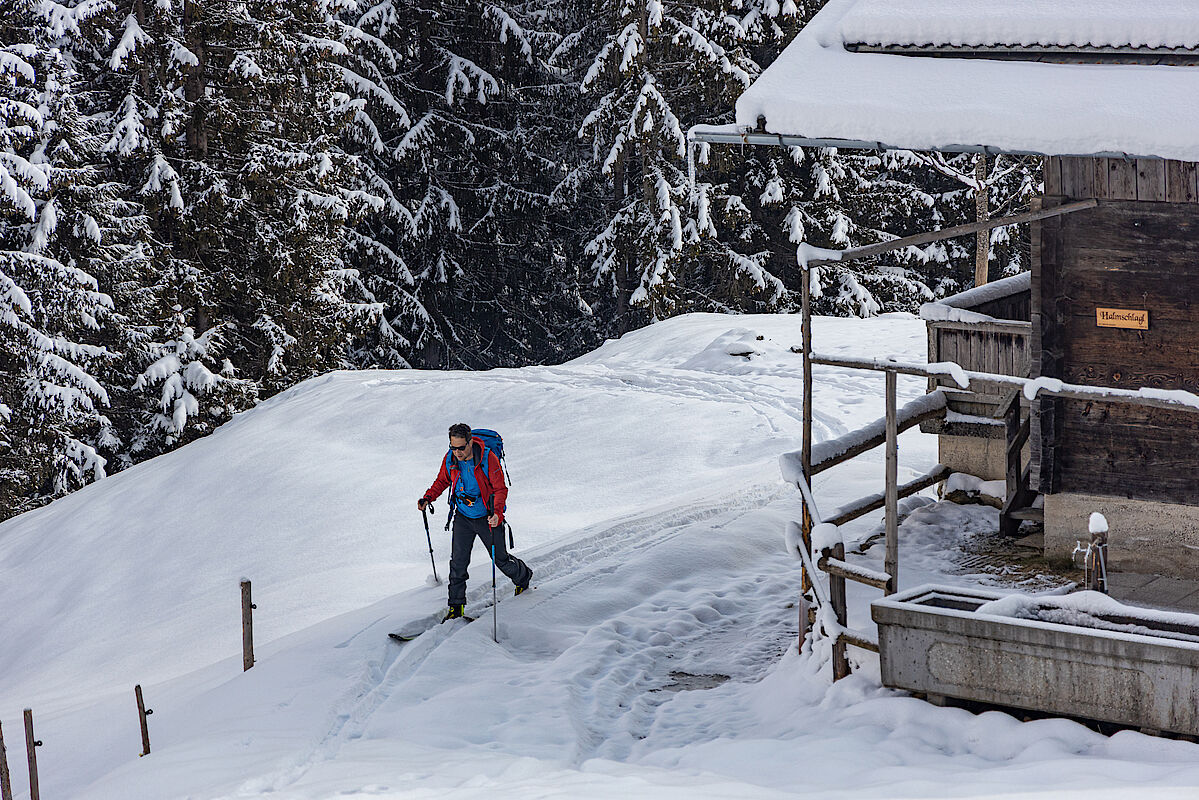 Die erste Almhütte im Aufstieg - sieht nach mehr Schnee aus als es tatsächlich hat