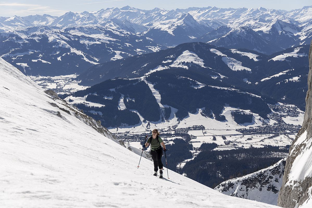 Die letzten Meter zum Ellmauer Tor mit Tiefblick nach Ellmau