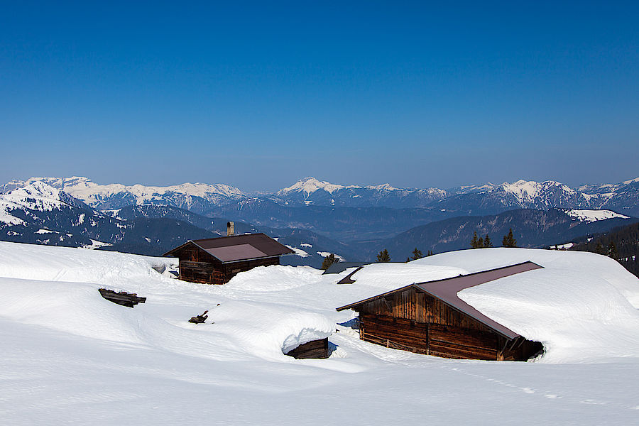 Die Vordere Feldalm tief im Schnee versunken 