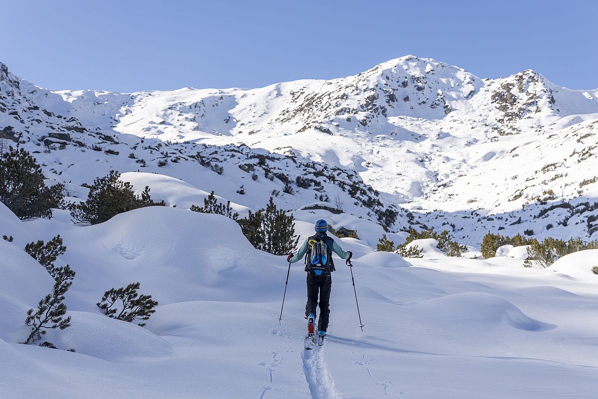 An der Gressensteinalm dann aber doch vergleichsweise winterlich, im Hintergrund in der Mitte unser Gipfel