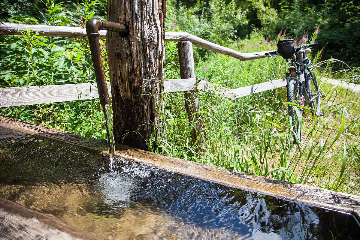 Wasser auffüllen an der Holzsstube kurz vor der Maureralm