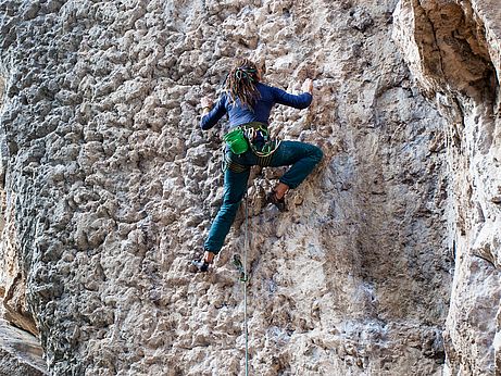 Jule klettert "Highway to hell" (7a+) im Sektor "Il Giardino" in La Gola.