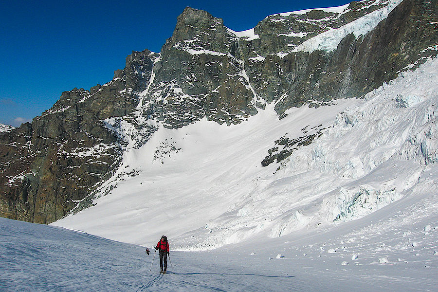 Aufstieg über den Ghiacciaio di Verra - im Hintergrund die Eisschlagzone 