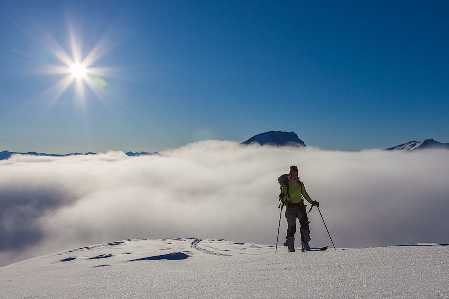 Am Gipfelkamm, hoch über dem Wolkenmeer 