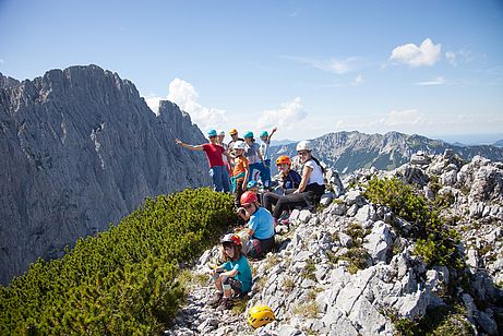 Kindergruppe der Alpenvereinssektion Bergbund am Mitterkaiser. Kindergruppe der Alpenvereinssektion Bergbund am Mitterkaiser.