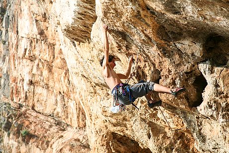 Stefan hookt sich durch die athletische "Azzione diretta" (7a+) Stefan hookt sich durch die athletische "Azzione diretta" (7a+) am Monte Moneta in Sperlonga