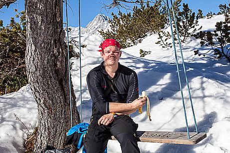 Eine Banane zur Halbzeitpause im Aufstieg zum Watzmann am Gugl-Bankerl Eine Banane zur Halbzeitpause im Aufstieg zum Watzmann am Gugl-Bankerl