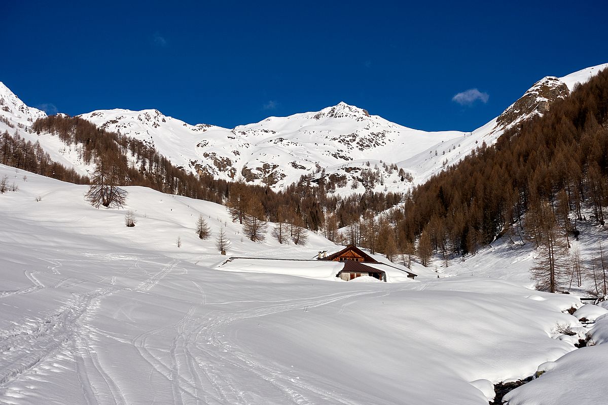 Die tiefverschneite Malga Strino