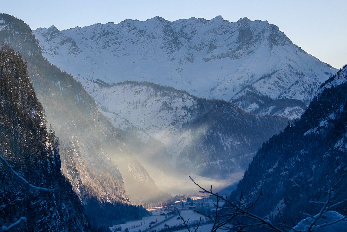 Tiefblick ins winterlich kalte Saalachtal 