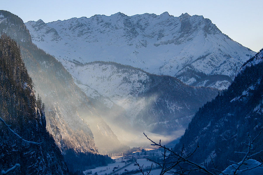 Tiefblick ins winterlich kalte Saalachtal 