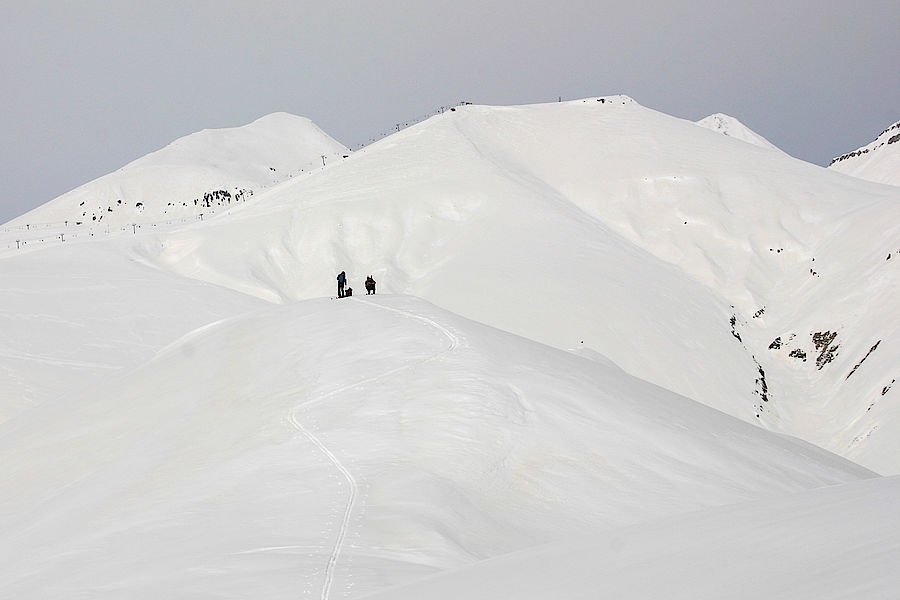 Skitouren-Aufstieg zum Kudebi (im Hintergrund) 