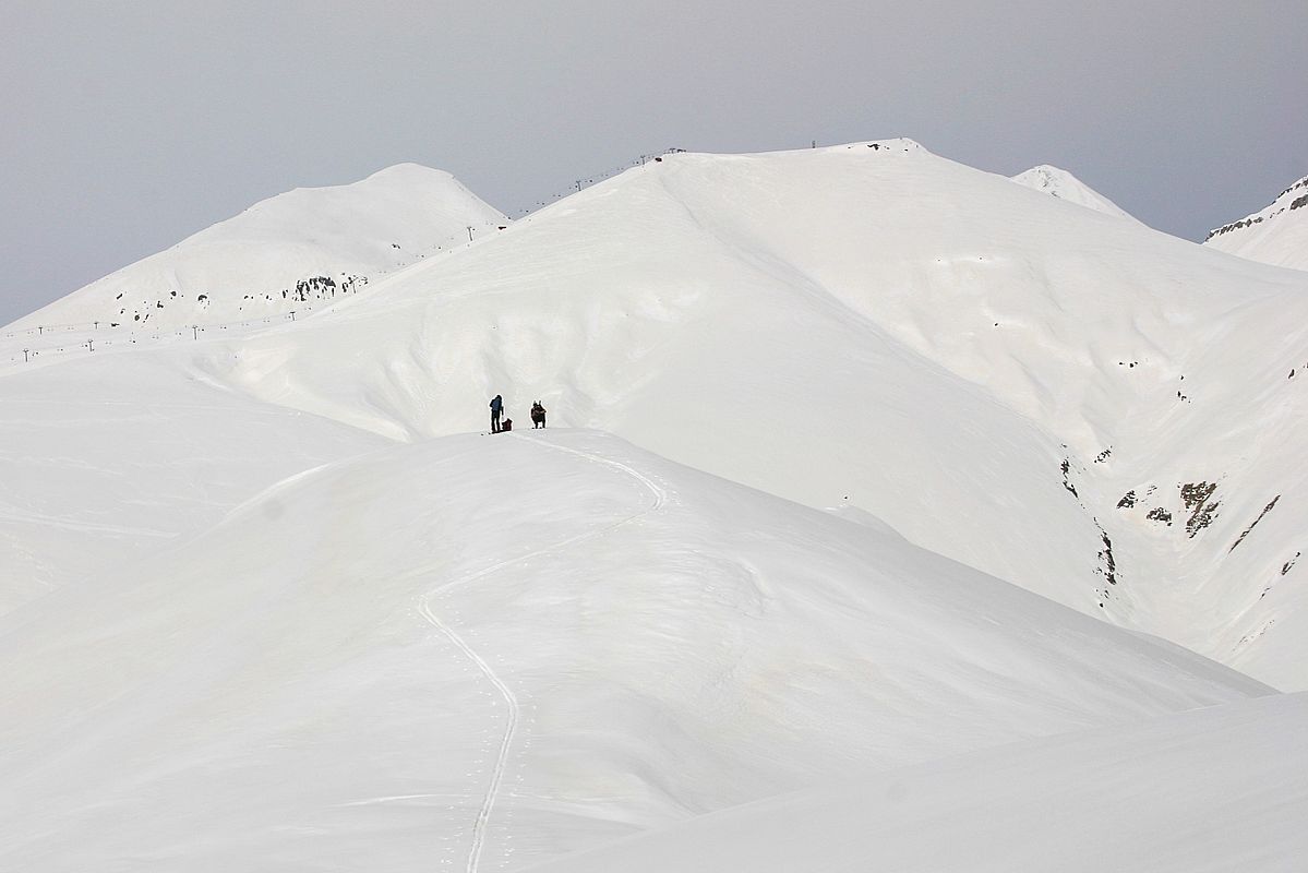 Skitouren-Aufstieg zum Kudebi (im Hintergrund) 