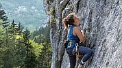 Mira klettert die Route "Defense Line" (6+) im Fuchslugergraben