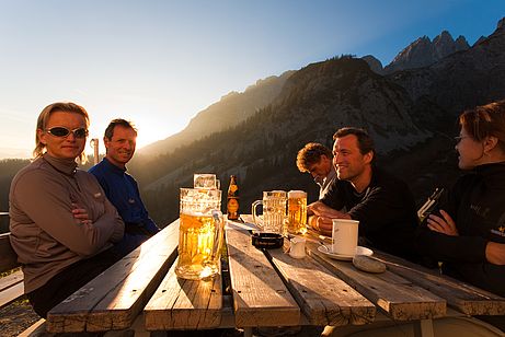 Die Sonnenterasse der Gaudeamushütte ist ein beliebter Einkehrpunkt nach der Klettertour. 