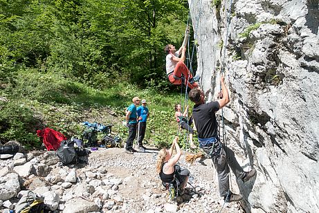 Prusiken am Übungsblock bei der Grieseneralm. Prusiken am Übungsblock bei der Grieseneralm.
