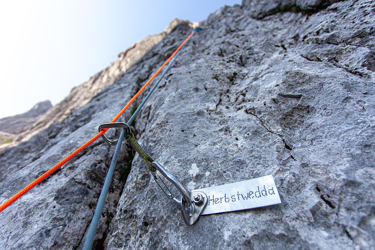 Die Tour beginnt mit der ersten Seillänge der Route "Herbstwedda"