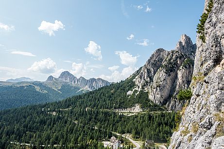 Auftakt am Falzaregopass - Blick zum Hexenstein (rechts) aus der Südwestwand des Coston d'Averau. Auftakt am Falzaregopass - Blick zum Hexenstein (rechts) aus der Südwestwand des Coston d'Averau.