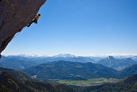 Klettern an der Südwand des Westgipfels im Thaler-Dach (9-). Klettern an der Südwand des Westgipfels im Thaler-Dach (9-).