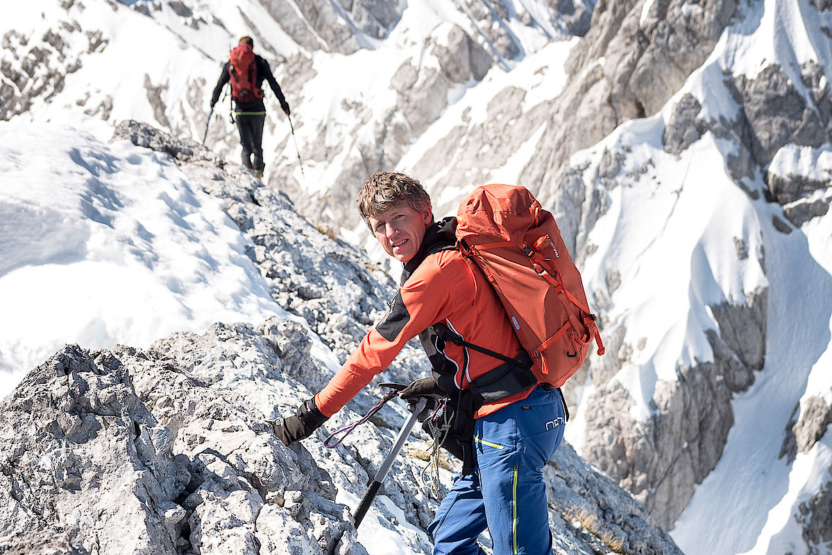 Mit dem Peak Light bei winterliche Bedingungen am Grat der Blaueisspitze