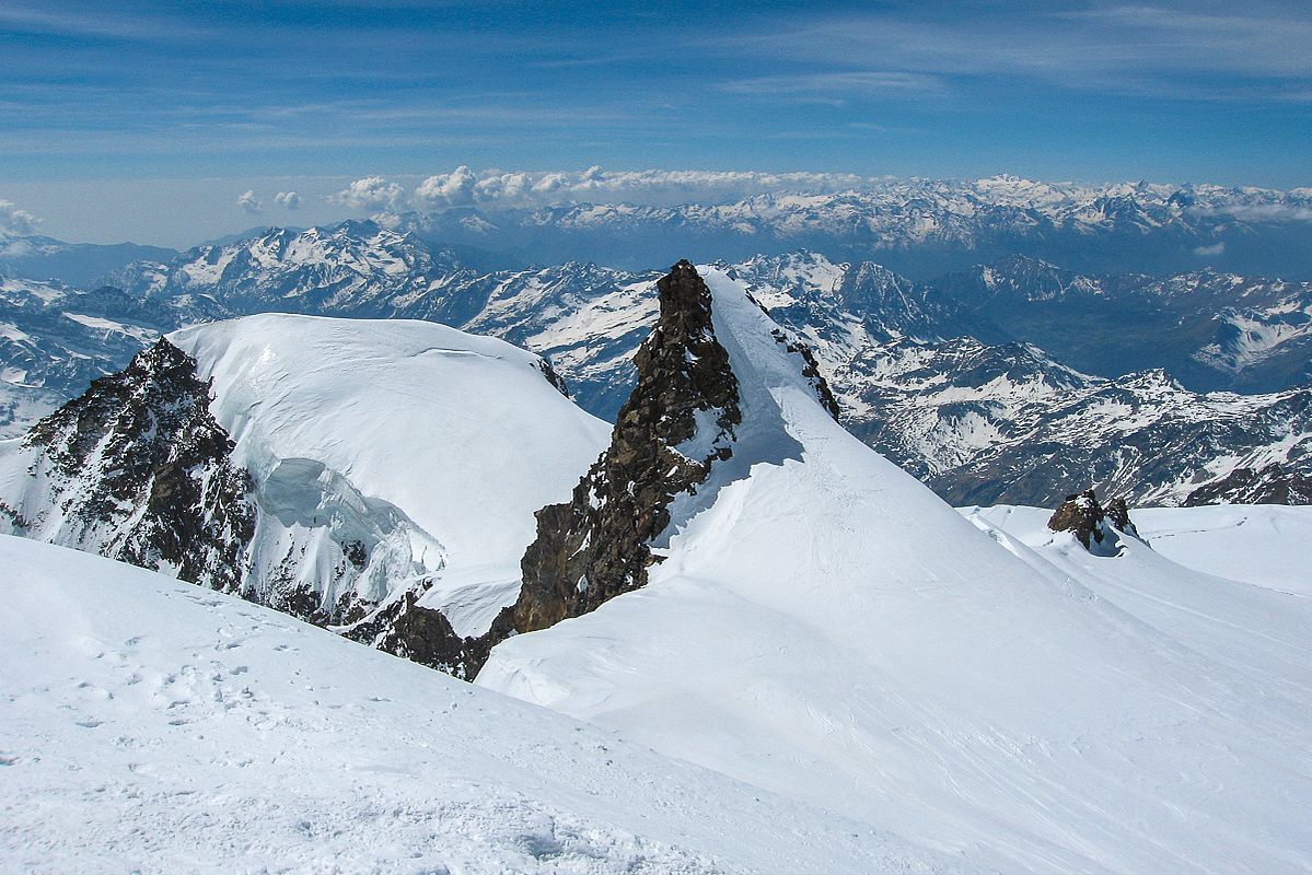 Vincentpyramide, Schwarzhorn und das kleine Balmenhorn (von links nach rechts) 