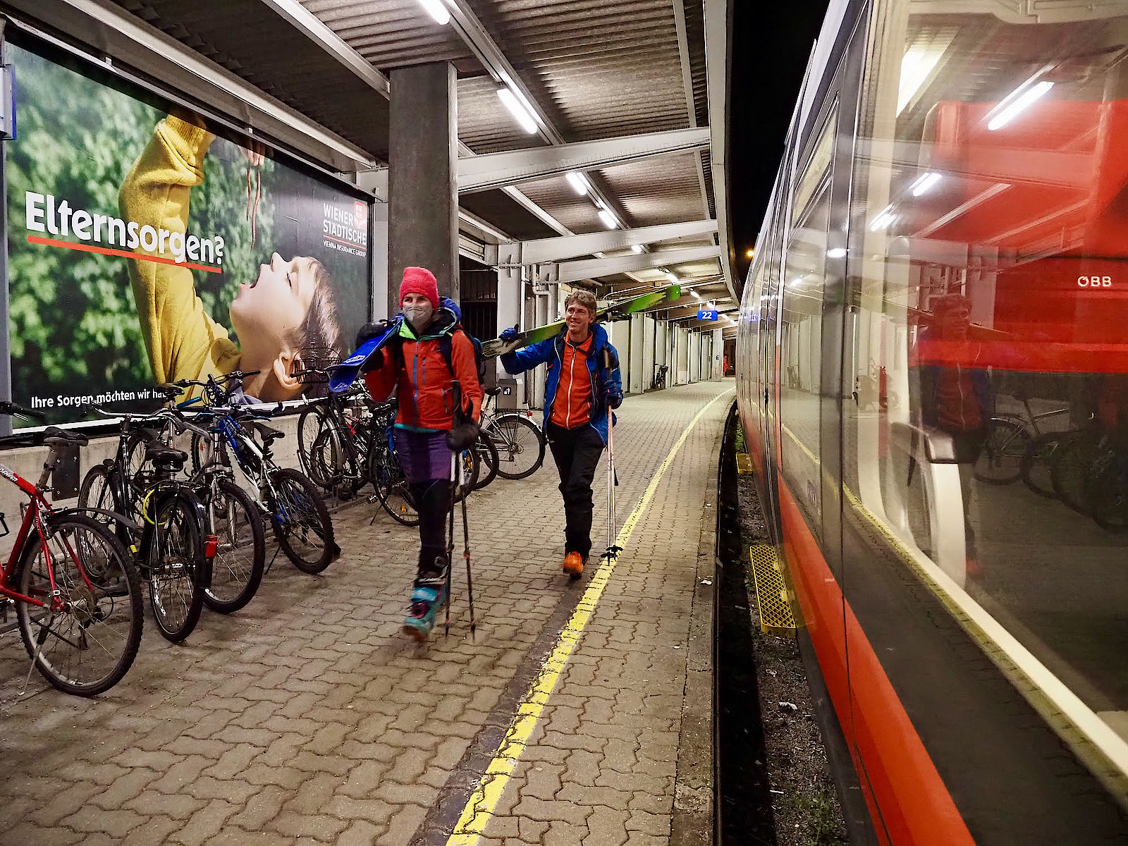 Glücklich und zufrieden fahren wir am Abend mit dem Zug wieder nach Hause. Glücklich und zufrieden fahren wir am Abend mit dem Zug wieder nach Hause.