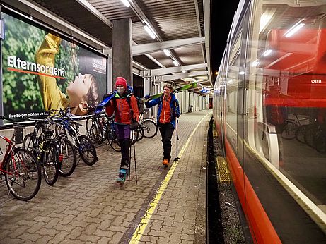 Glücklich und zufrieden fahren wir am Abend mit dem Zug wieder nach Hause. Glücklich und zufrieden fahren wir am Abend mit dem Zug wieder nach Hause.