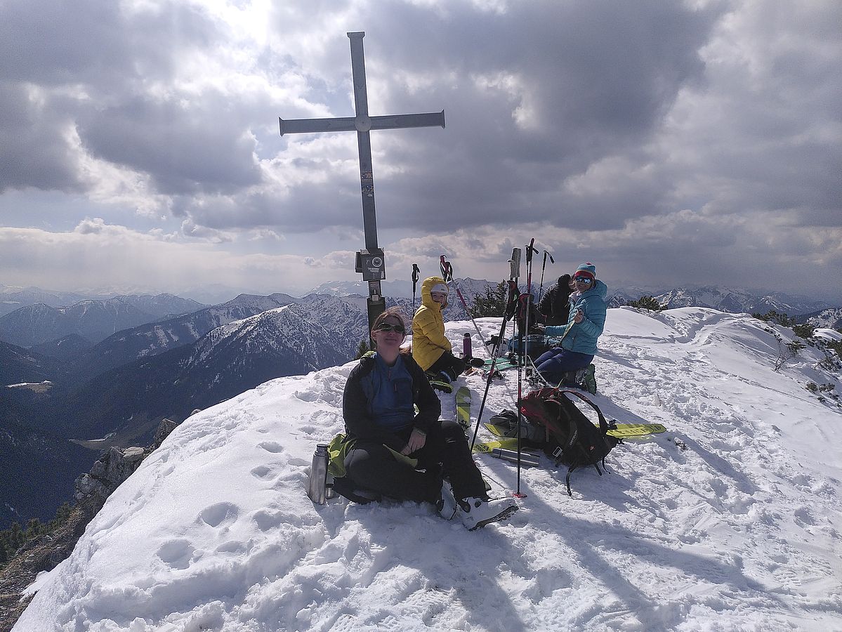 Am Gipfel kurz nach Mittag dann schon recht viele Quellwolken