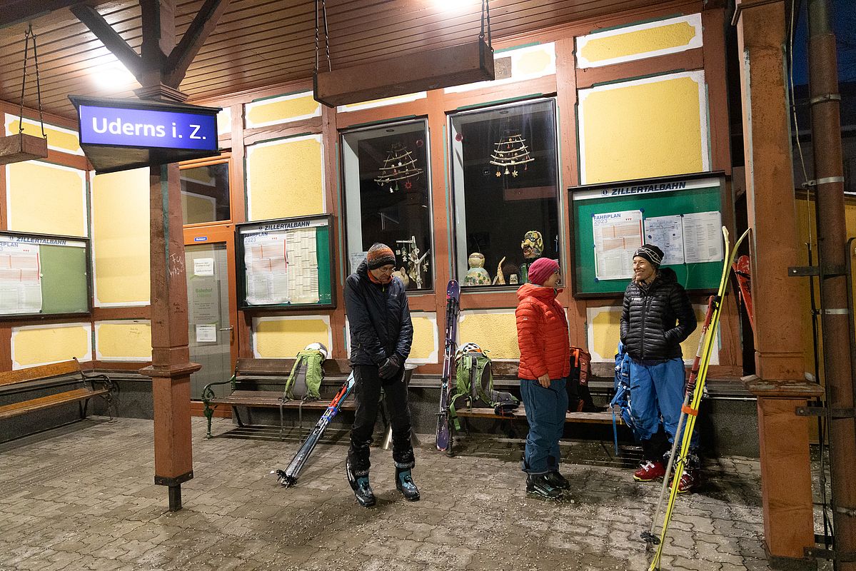 Bahnhof Uderns - bald kommt die Zillertalbahn und bringt uns nach Hause