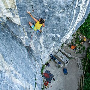 Denis Brennsteiner auf dem Skywalk (9+/10-) hoch über der Brotzeitbank.
