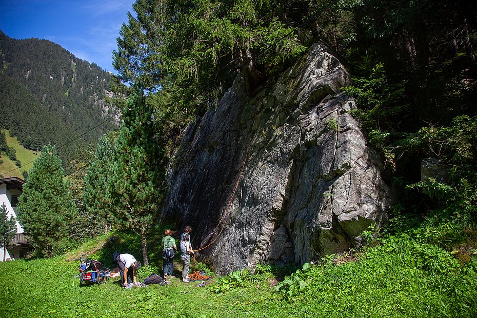 Im Bergsteigerdorf Ginzling gibt es die ersten Übungsfelsen direkt im Ort