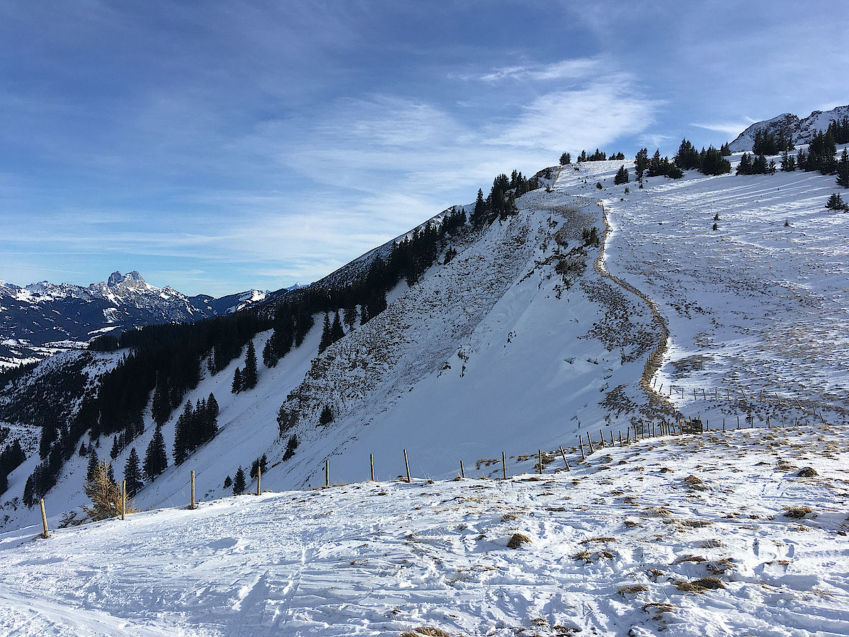 Blick zu den Schneemäulern im linken Teil des Aufstiegs-Kars 