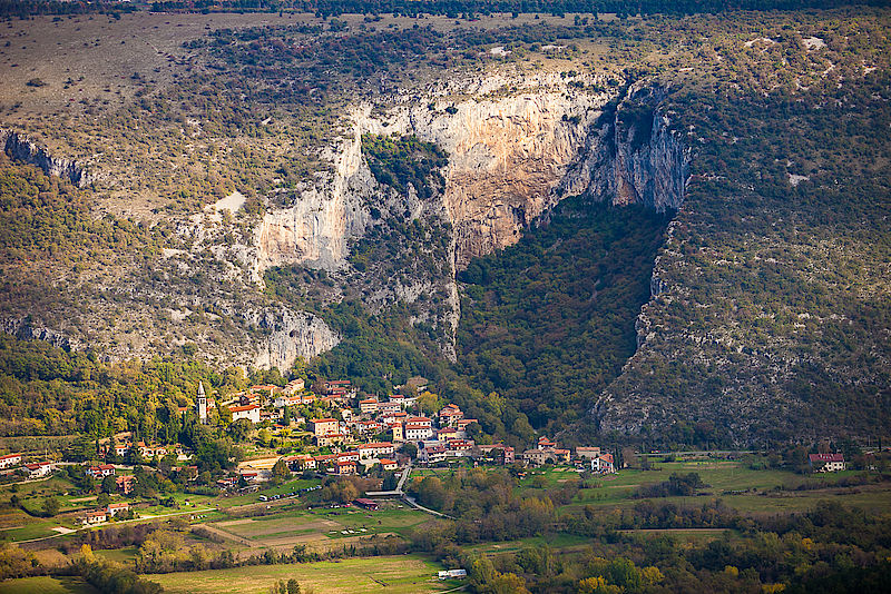 Blick auf Osp mit den Sektoren Banje, Babna und Velika Stena. Blick auf Osp mit den Sektoren Banje, Babna und Velika Stena.