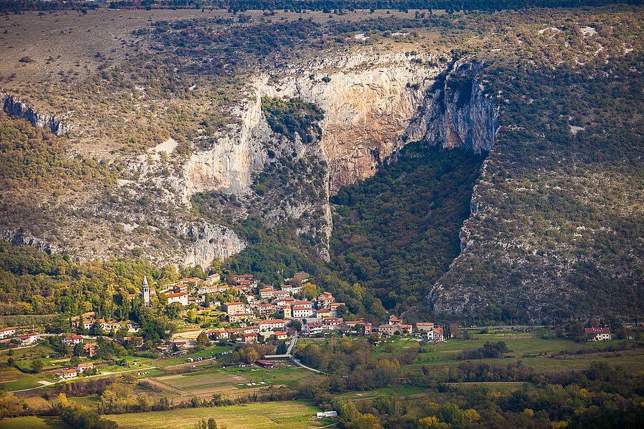 Blick auf Osp mit den Sektoren Banje, Babna und Velika Stena. Blick auf Osp mit den Sektoren Banje, Babna und Velika Stena.