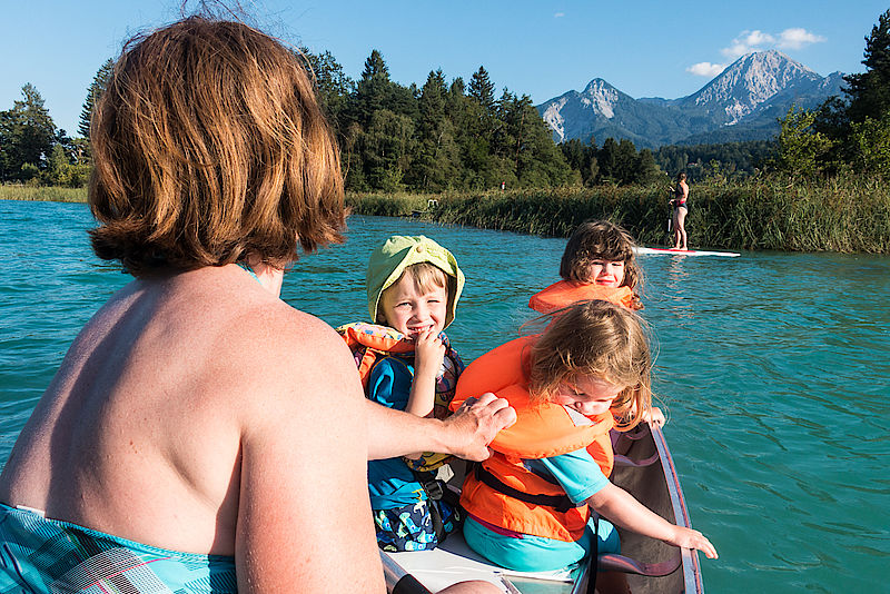 Am Camping Poglitsch gibts kostenlos Kanus und Kinder-Schwimmwesten um durch den Schilfgürtel zum Faaker See zu paddeln - super Rahmenprogramm für Familien.