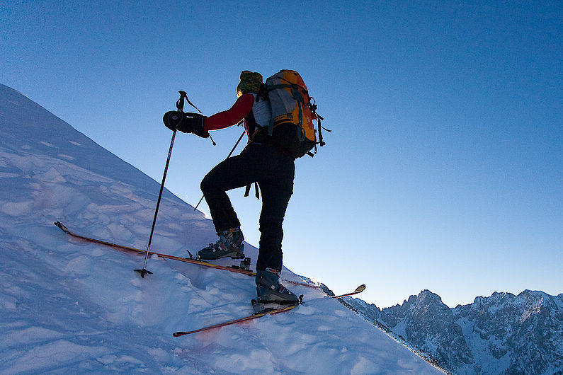 Umsetzen der Stöcke: Der vormals bergseitige Stock wird unterhalb des gedrehten Skis gesetzt, der andere weit oben. Umsetzen der Stöcke: Der vormals bergseitige Stock wird unterhalb des gedrehten Skis gesetzt, der andere weit oben.